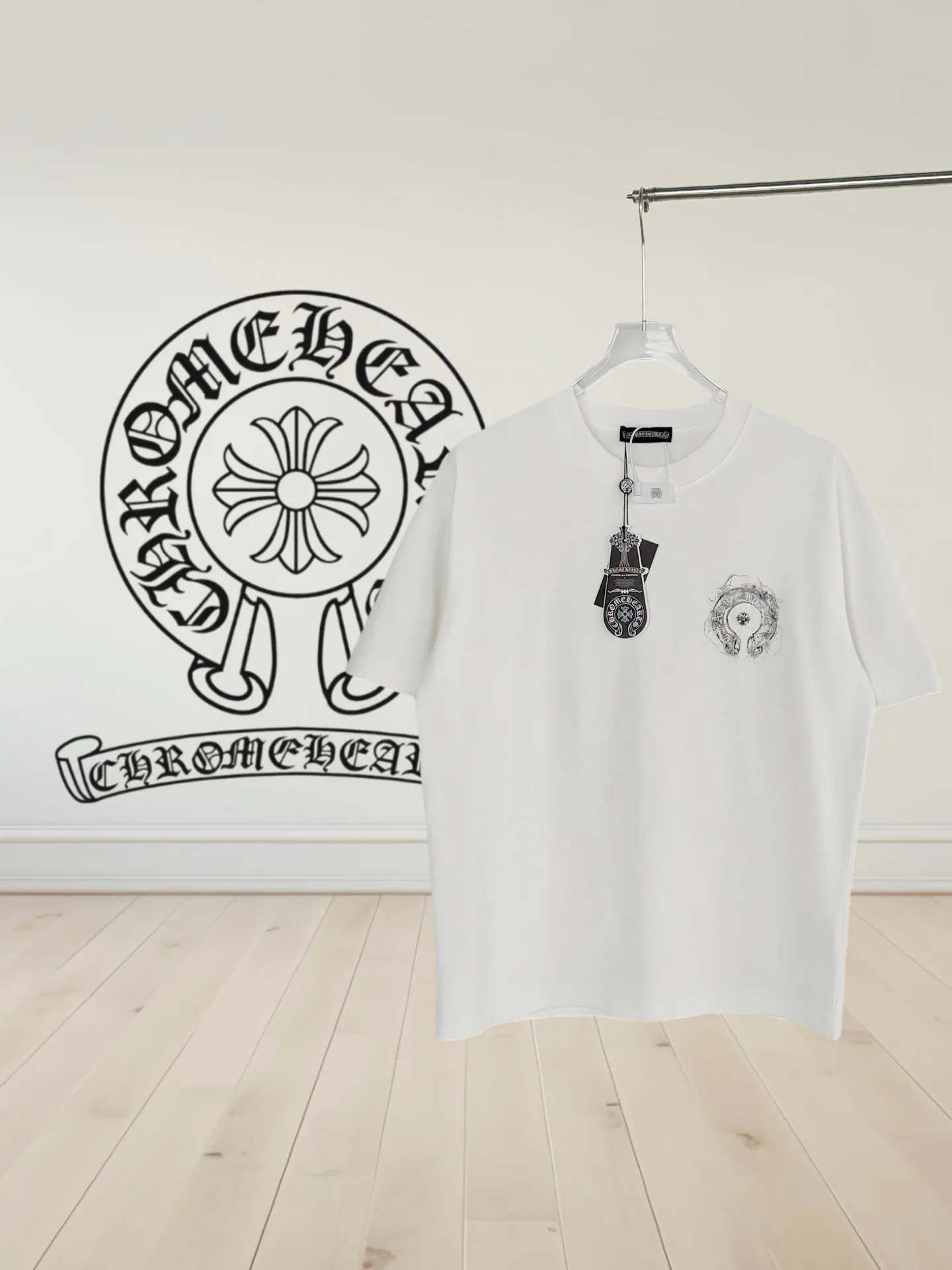 P170 [High Quality] Chrome hearts embroidered front and back printing + embroidered horseshoe brand logo, front and back panels are designed with embroidery + printing + rivet embroidery heavy craftsmanship. High-end customized 32 count 280g fabric. Soft to the touch. Comfortable to wear. Exquisite stitching. Fine workmanship. The upper body effect is incomparably handsome! Same style for men and women 𝐂𝐎𝐋𝐎𝐔𝐑: White Black 𝐒𝐈𝐙𝐄: S-XL Size chart: S: Shoulder width 51-Bust 55-Length 70 M: Shoulder width 53-Bust 57-Length 72 L: Shoulder width 55-Bust 59-Length 74 XL: shoulder width 57-bust 61-length 76